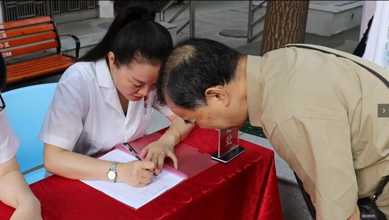 《长江日报》长江健康传播研究院+武汉弘医堂|第六届中国医师节惠民义诊活动圆满开展插图2