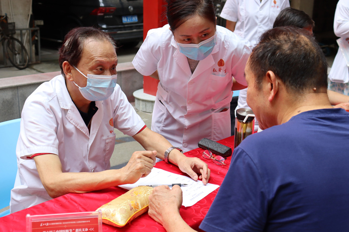 《长江日报》长江健康传播研究院+武汉弘医堂|第六届中国医师节惠民义诊活动圆满开展插图15